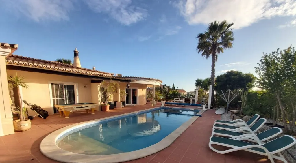 Lagoa, Algarve – Einstöckige Villa, 4 Schlafzimmer, Ausbaupotenzial
