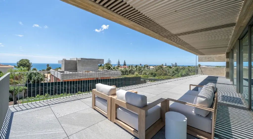Lagos, Algarve – Pfeilerfreie Architektur mit Pool, 4 Schlafzimmer