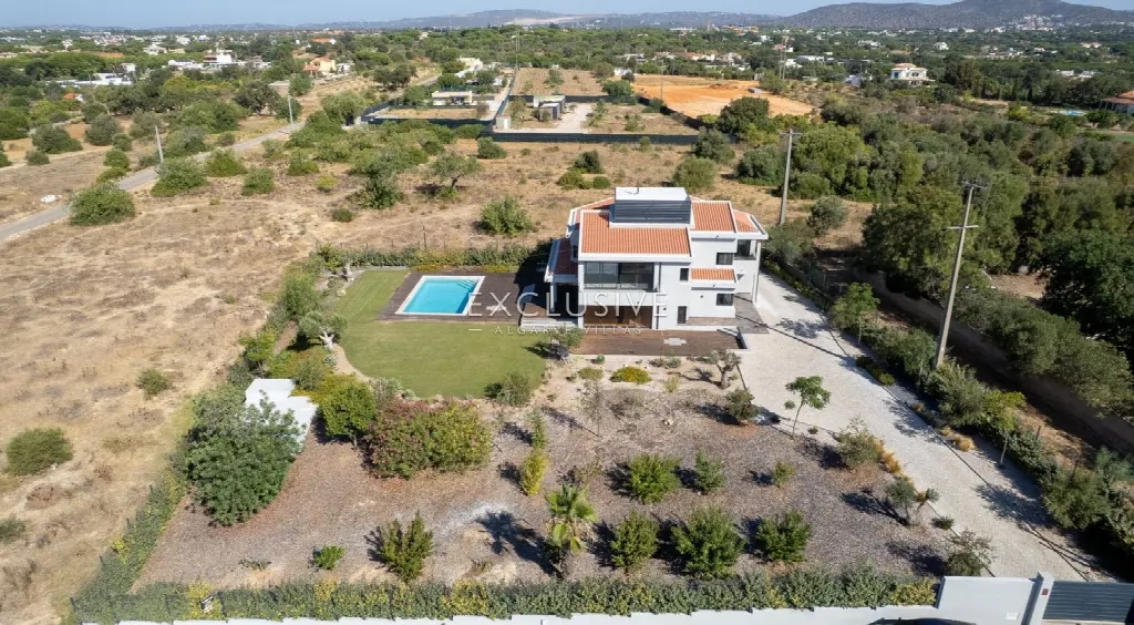Loulé, Algarve – Renovierte Villa mit 7 Schlafzimmern in Südlage