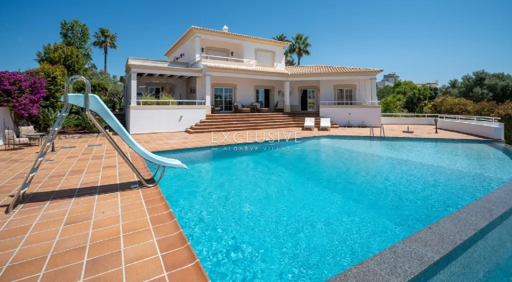 Portimão, Algarve – Villa mit Pool und Garage, 4 Schlafzimmer