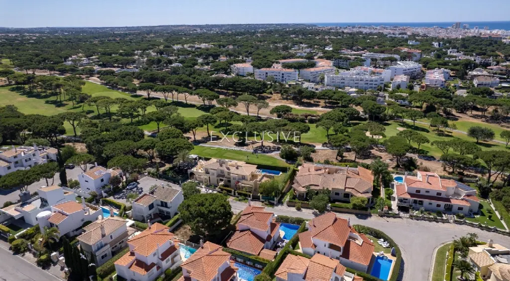 Loulé, Algarve – Villa mit 4 Schlafzimmern und Souterrain-Suite