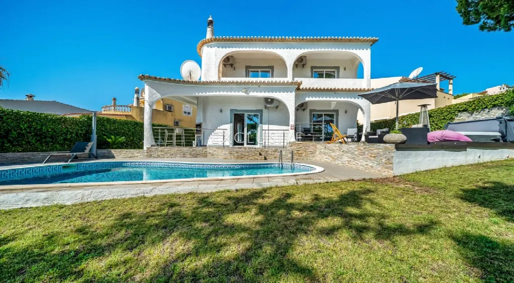 Loulé, Algarve – Villa mit 4 Schlafzimmern am Golfplatz Pinhal
