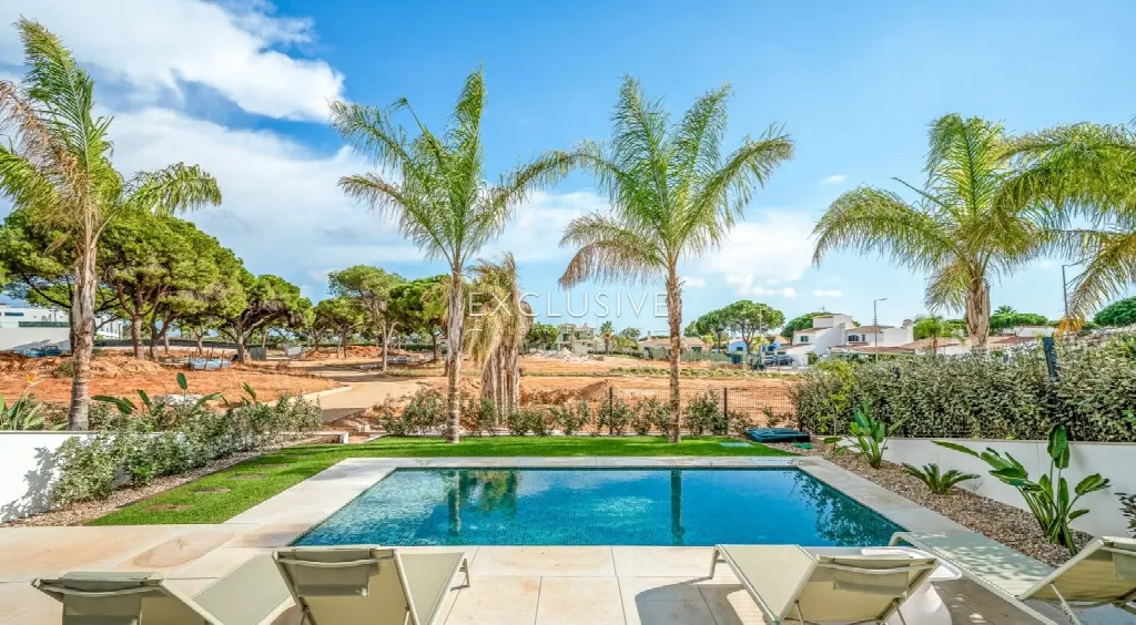 Loulé, Algarve – Neubauvilla mit Pool und Dachterrasse, 3 Schlafzimmer