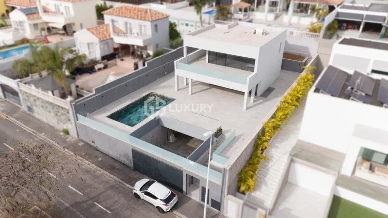 Adeje, Tenerife – Villa mit Fitnessgarage und 4 Schlafzimmern