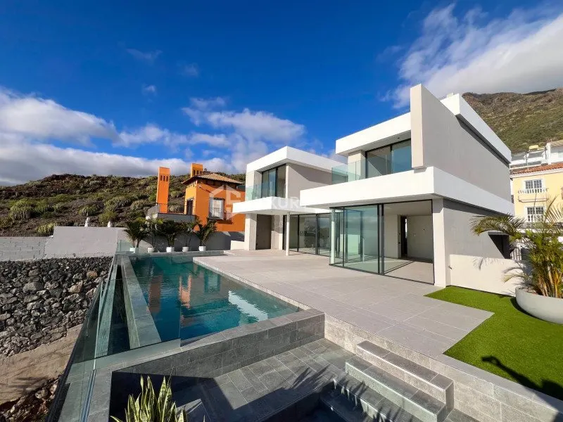 Adeje, Tenerife – Meerblick-Villa, Infinity-Pool, 4 Schlafzimmer