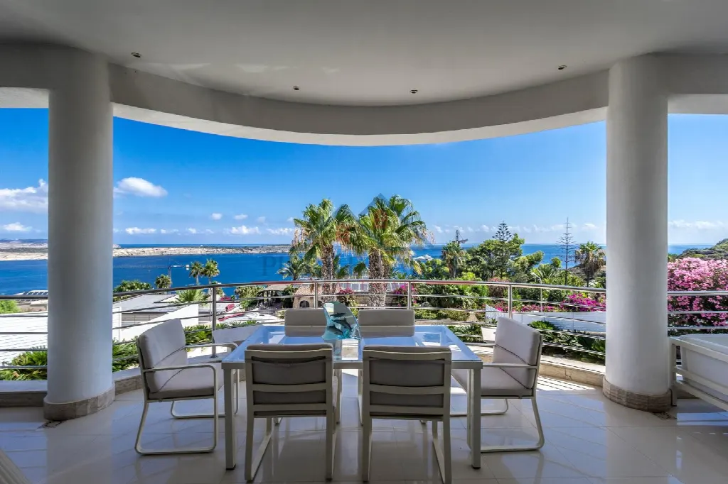 Mellieha, Malta – Villa mit Dachpool und Meerblick, 5 Schlafzimmer