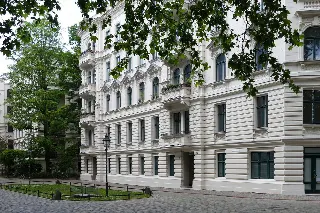 Mehrfamilienhaus verkaufen: Preis ermitteln, Steuern & Mieter + Spekulationssteuer