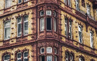 Altes Haus / Mehrfamilienhaus verkaufen: Sanierungsstau, Leerstand, Baufällig – was tun?