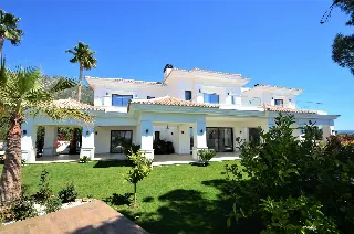 Villa in Marbella: Haus, Grundstück, Pool – Leben in der „Golden Mile“ für 4.4 Mio. Euro