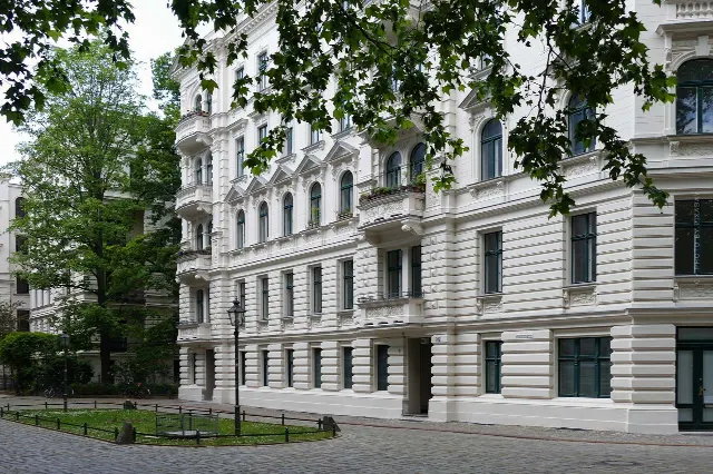 Mehrfamilienhaus verkaufen: Preis ermitteln, Steuern & Mieter + Spekulationssteuer