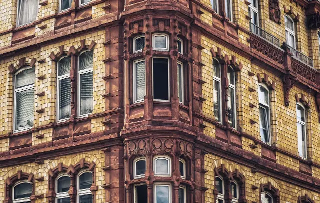 Altes Haus / Mehrfamilienhaus verkaufen: Sanierungsstau, Leerstand, Baufällig – was tun?