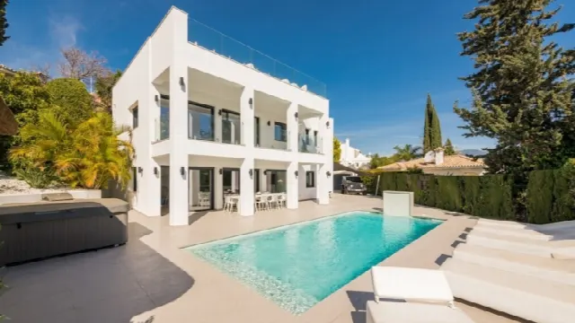 Wunderschöne Villa mit überdachter Pergola in Puerto Banus
