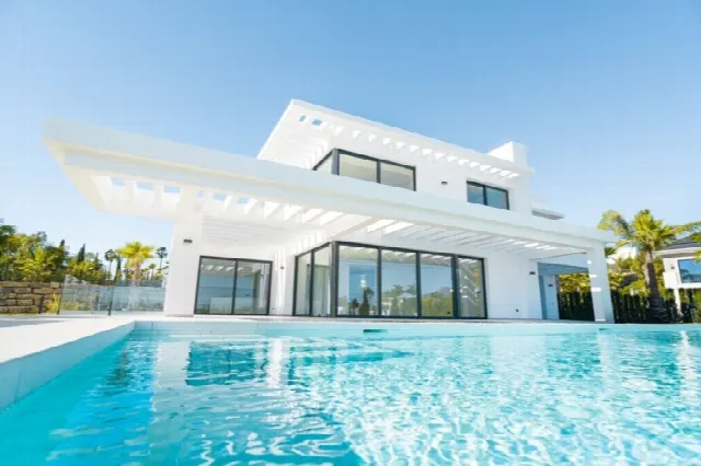 Lichtdurchflutete Villa mit Pool in Los Flamingos