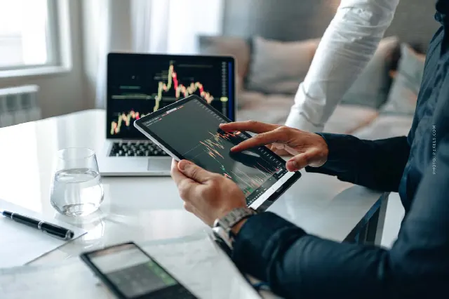 Robo Advisor Funktionsweise: Algorithmen und maschinelles Lernen (KI)