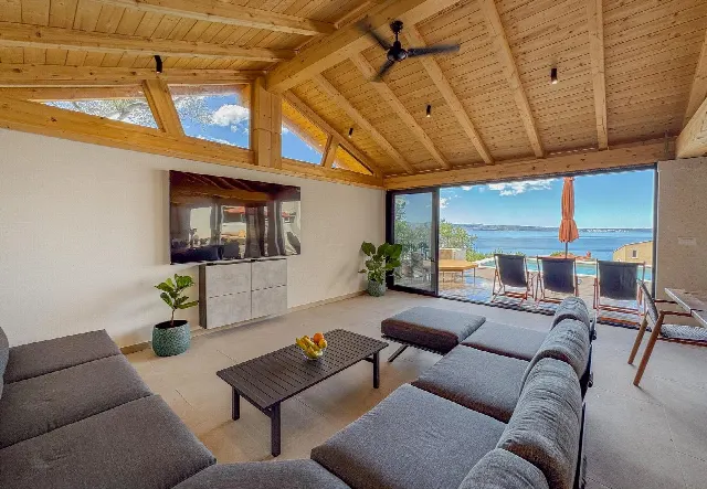 Meerblickvilla mit Pool und 5 Schlafzimmern