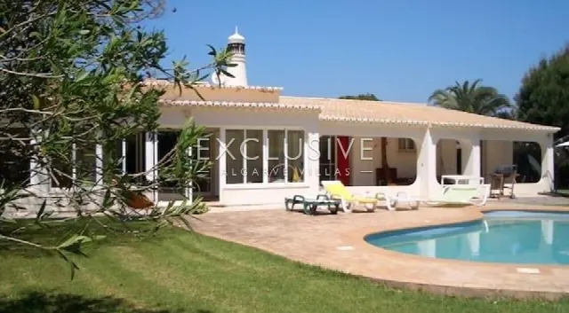 Villa am Golfplatz mit Pool, 5 Schlafzimmer