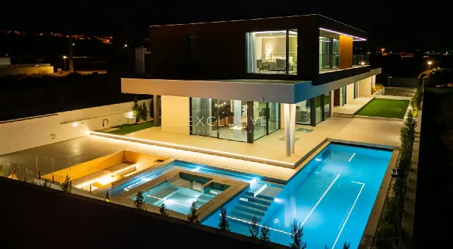 Villa mit Hallenbad, 4 Schlafzimmer
