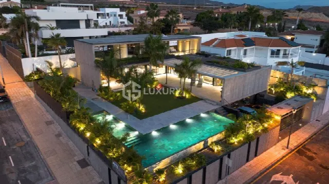 Designvilla mit Meerblick und 4 Schlafzimmern