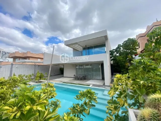 Villa 50 m vom Meer, 4 Schlafzimmer