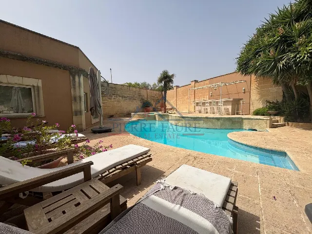 Villa mit Pool und 100 m² Terrasse, 3 Schlafzimmer
