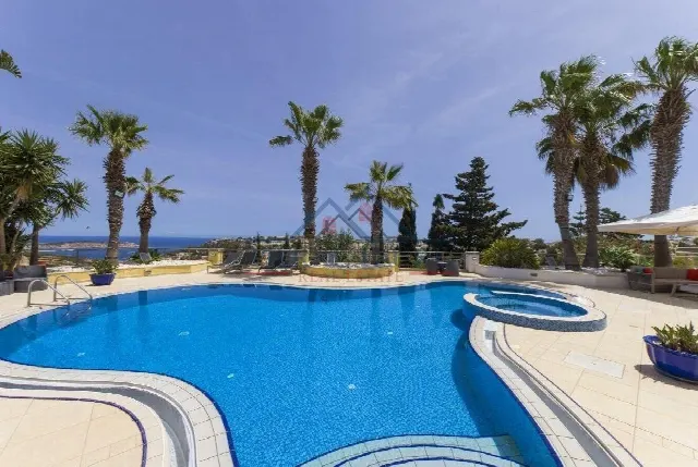 Meerblickvilla mit Pool und 10 Schlafzimmern