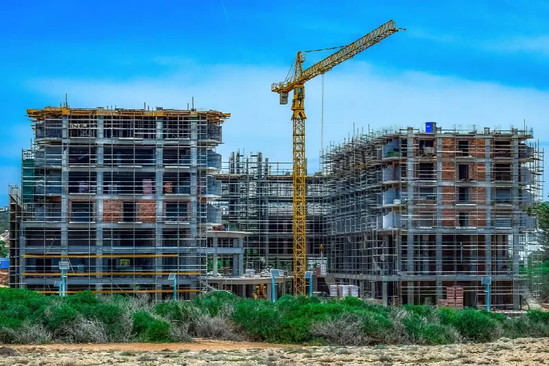 Mehrfamilienhaus bauen oder kaufen? Baukosten, Zinsen & Finanzierung