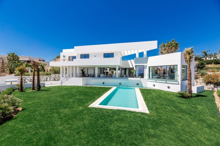 Extravagante Villa mit Wasserfall