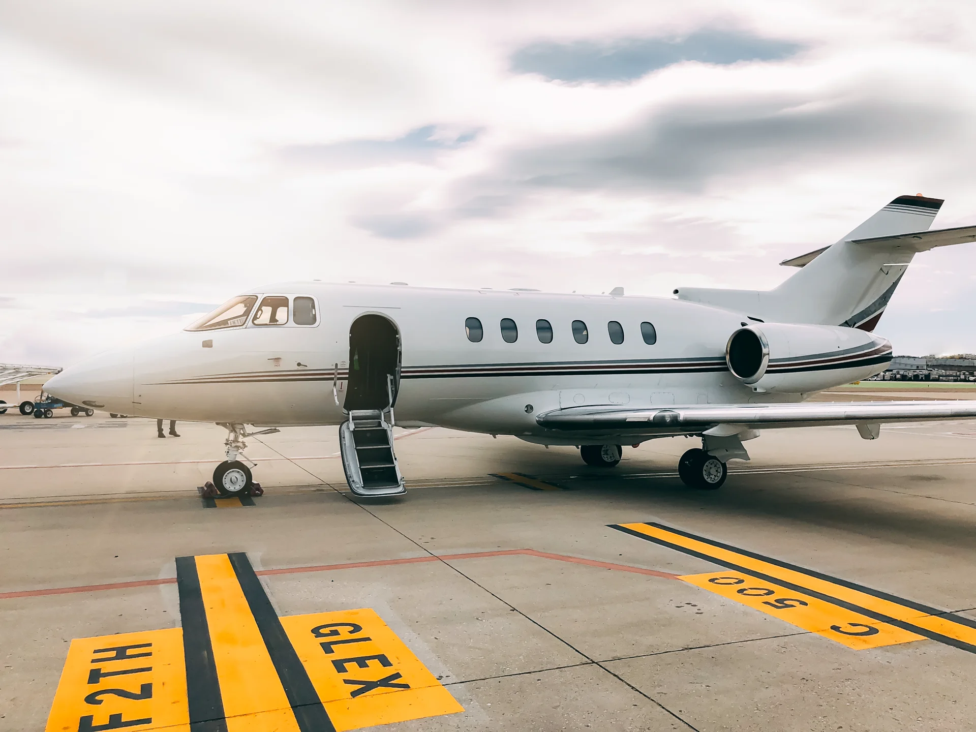 Privater Business Jet vor FBO-Terminal am Flughafen