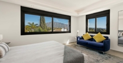 Marbella, Spanien – Wunderschöne Villa mit überdachter Pergola in Puerto Banus