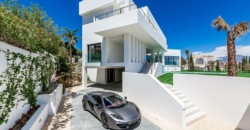 Marbella, Spanien – Extravagante Villa mit Wasserfall