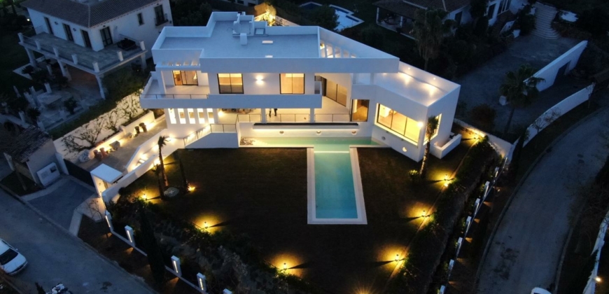 Marbella, Spanien – Extravagante Villa mit Wasserfall