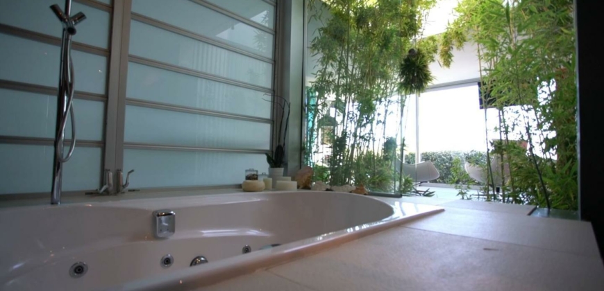 Marbella, Spanien – Luxusvilla mit Infinity-Pool in Benalmádena