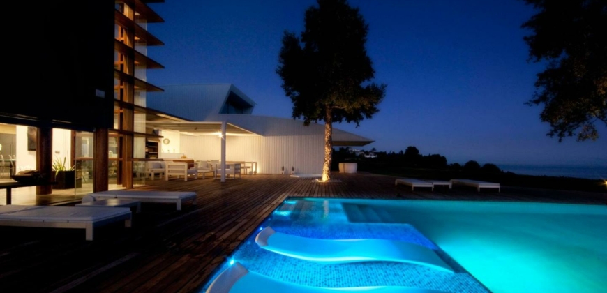 Marbella, Spanien – Luxusvilla mit Infinity-Pool in Benalmádena