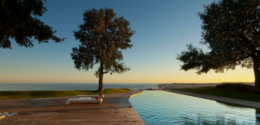 Marbella, Spanien – Luxusvilla mit Infinity-Pool in Benalmádena