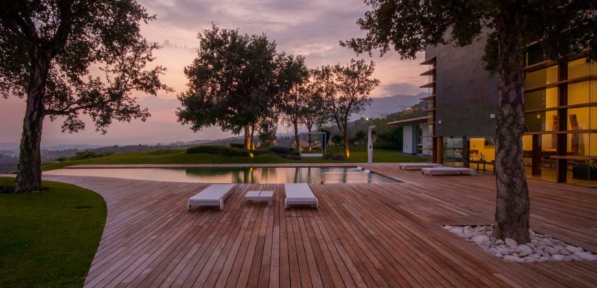 Marbella, Spanien – Luxusvilla mit Infinity-Pool in Benalmádena