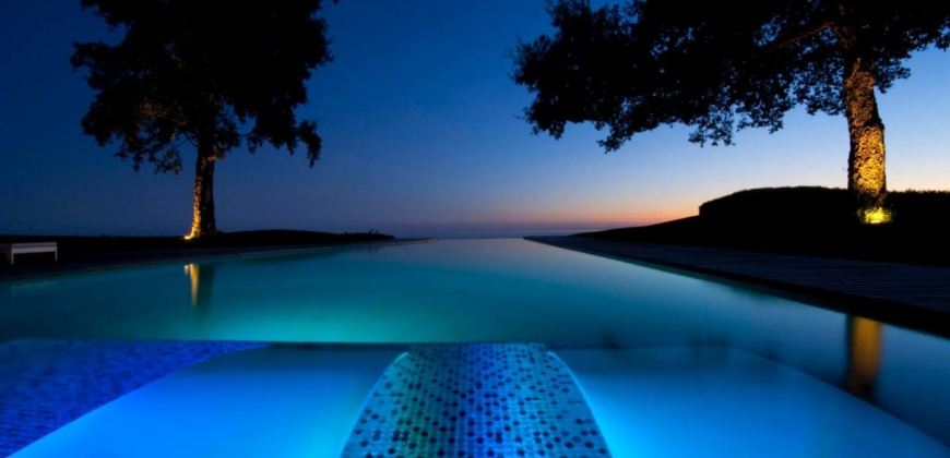 Marbella, Spanien – Luxusvilla mit Infinity-Pool in Benalmádena