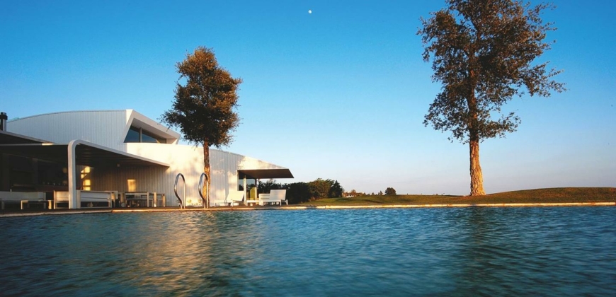 Marbella, Spanien – Luxusvilla mit Infinity-Pool in Benalmádena