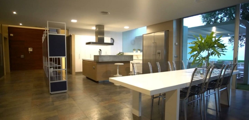 Marbella, Spanien – Luxusvilla mit Infinity-Pool in Benalmádena
