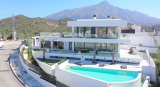 Marbella, Spanien – Moderne Villa mit Pool in Nueva Andalucia