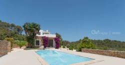 Ibiza, Spanien – Villa mit Traumblick in mitten eines Berges in Santa Eulalia