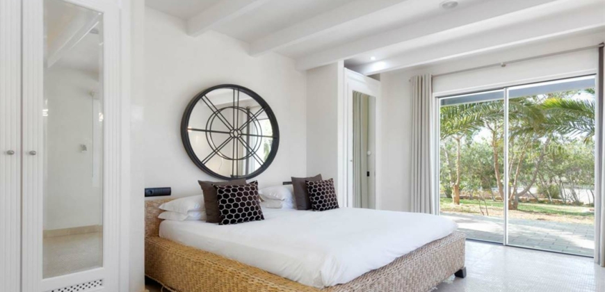 Ibiza, Spanien – Luxusvilla mit privatem Tennisplatz in Cala Jondal
