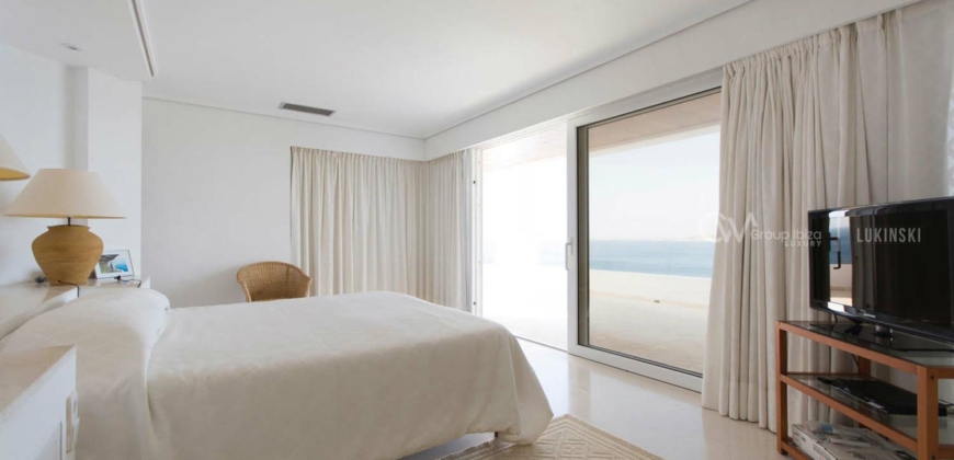 Ibiza, Spanien – Villa mit direktem Zugang zum Meer in Calo d en real