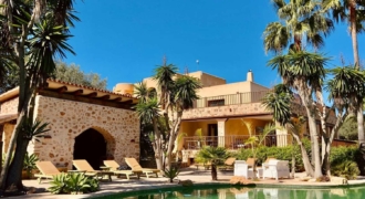 Ibiza, Spanien – Kinderfreundliche Villa mit Pferdestallungen in der Nähe von San Agustin – € 5.200.000