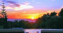 Ibiza, Spanien – Luxuriöse Villa mit direkter Meerlage in Cala Salada