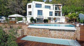 Ibiza, Spanien – Luxuriöse Villa mit direkter Meerlage in Cala Salada – € 3.400.000,00