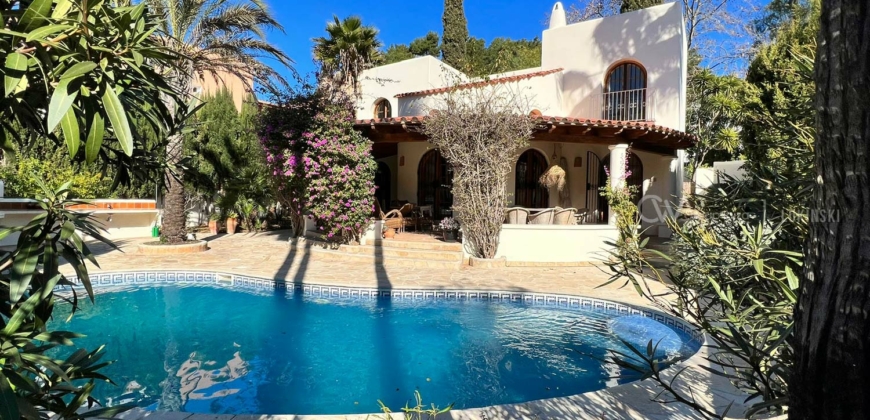 Ibiza, Spanien – Schöne Villa in Strandnähe mit großem Pool in Cala llonga