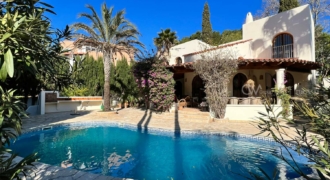 Ibiza, Spanien – Schöne Villa in Strandnähe mit großem Pool in Cala llonga – € 1.180.000