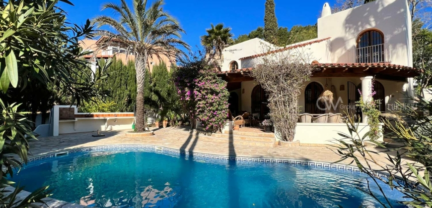 Ibiza, Spanien – Schöne Villa in Strandnähe mit großem Pool in Cala llonga