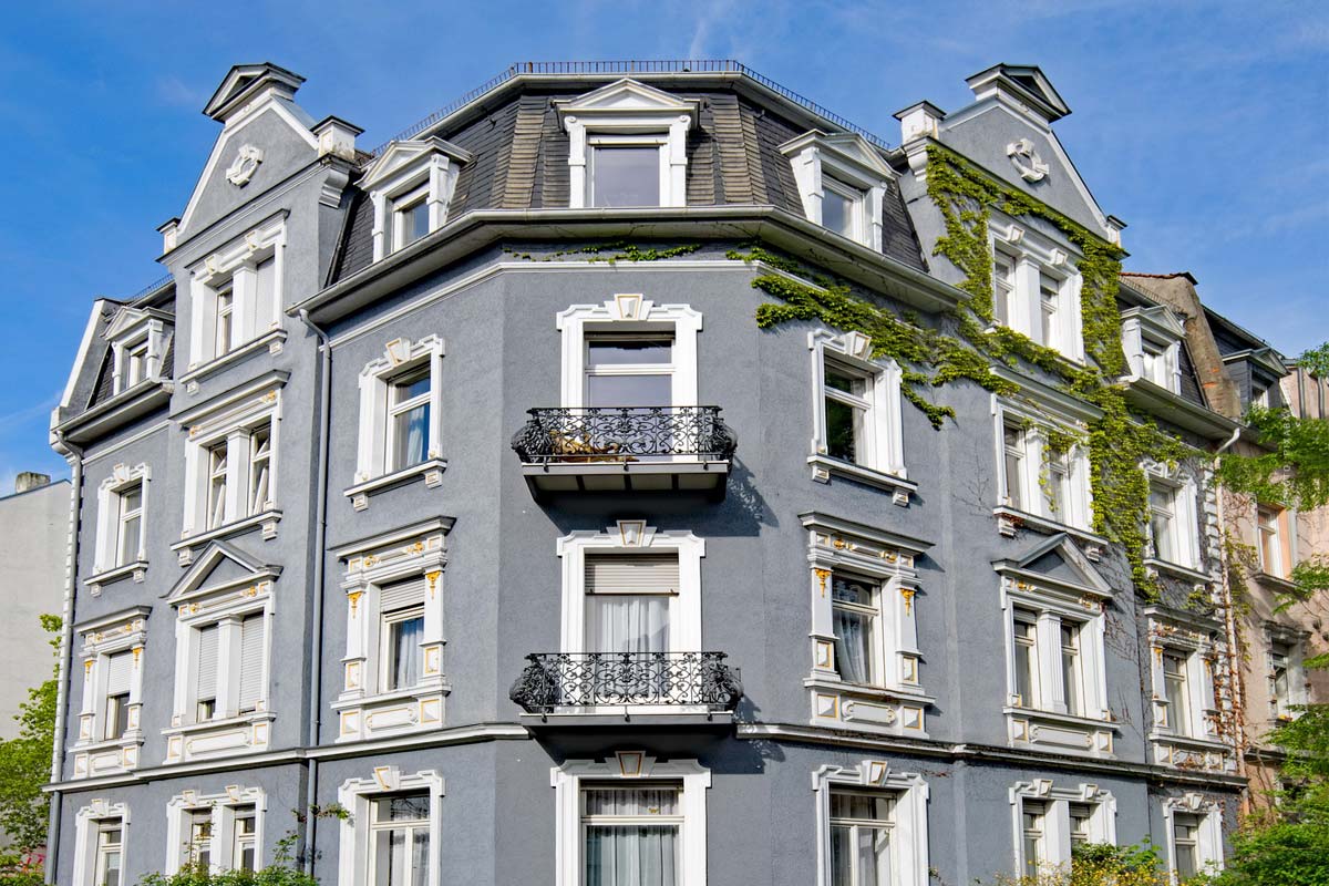 immobilie-verkaufen-frankfurt-main-nordend-haus-mehrfamilienhaus-wohnung-grundstueck-ablauf-steuern-kaufvertrag-fenster-himmel-fassade