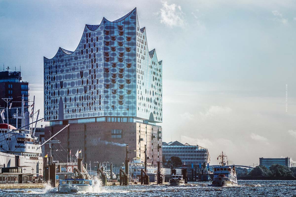 immobilie-verkaufen-hamburg-hafen-city-haus-mehrfamilienhaus-wohnung-grundstueck-ablauf-steuern-kaufvertrag-philharmonie-neubau-wasser